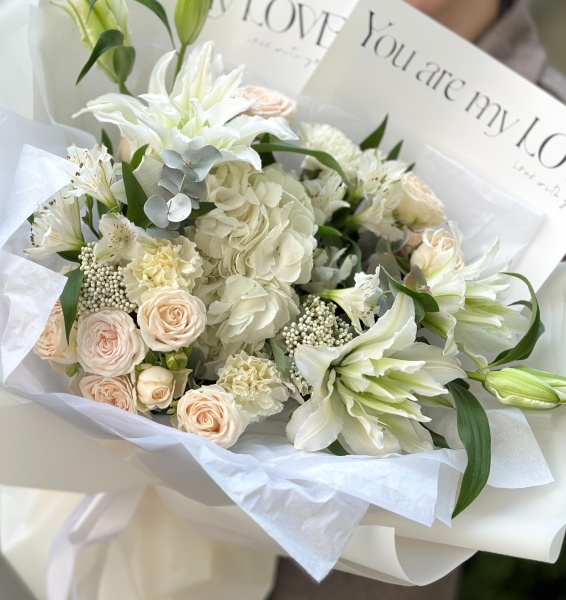 Белоснежное ассорти с лилией 197