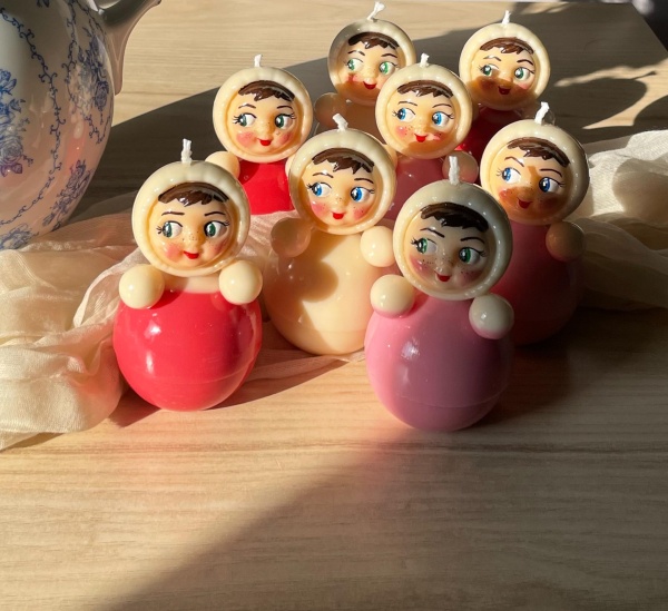 Свеча ручной работы "Неваляшка" белая Свеча ручной работы "Неваляшка" белая