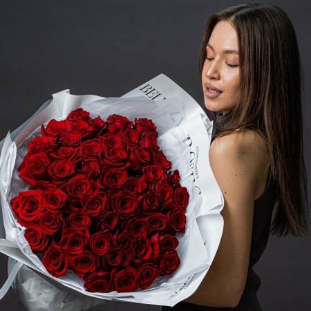 51 красная роза в белом оформлении 091