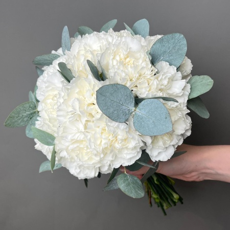 Белоснежные диантусы с эвкалиптом