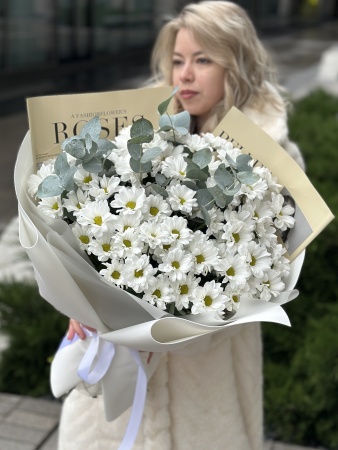 Хризантемы ромашки и эвкалипт 050