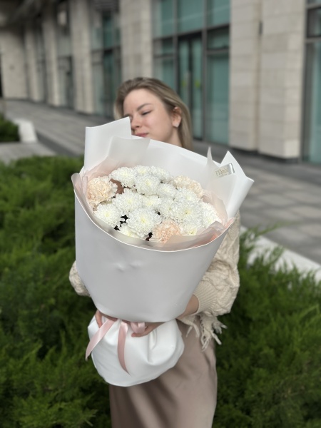 Кремовый букет с хризантемой и диантусами