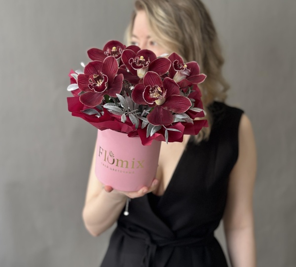 Шляпка с орхидеями 