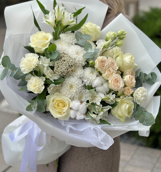 Ассорти белый с местными розами 037