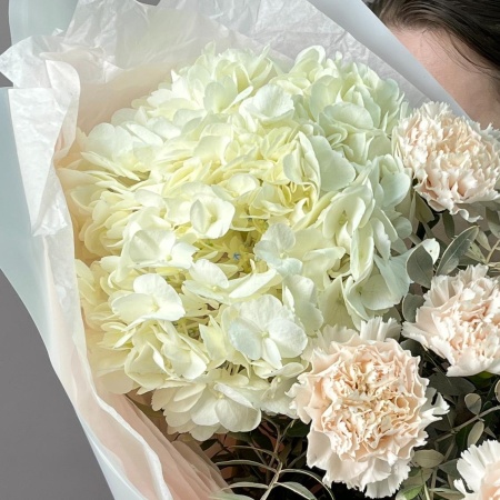 Гортензия с диантусами в бежевом оформлении 006