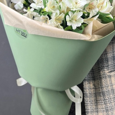 Белые альстромерии в зелёном оформлении 100 Белые альстромерии в зелёном оформлении 100