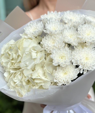 Белая гортензия с хризантемами 005