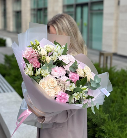 Ассорти букет с кустовыми розами 038