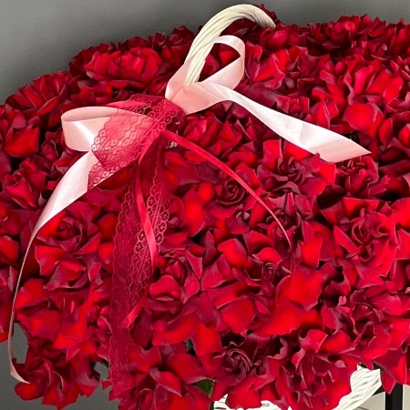 125 кружевных роз в корзине 233