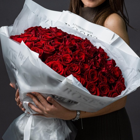 51 красная роза в белом оформлении 091