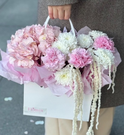 Сумка ассорти гортензия с диантусами 215