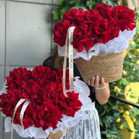 Корзина с кружевными розами 7 шт