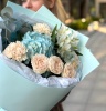 Букет кустовые розы с гортензией 216