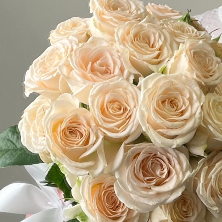 Букет невесты из кремовых кустовых роз