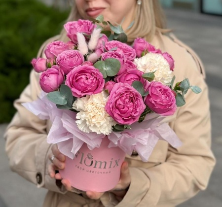 Шляпка с кустовыми розами и гвоздиками 068