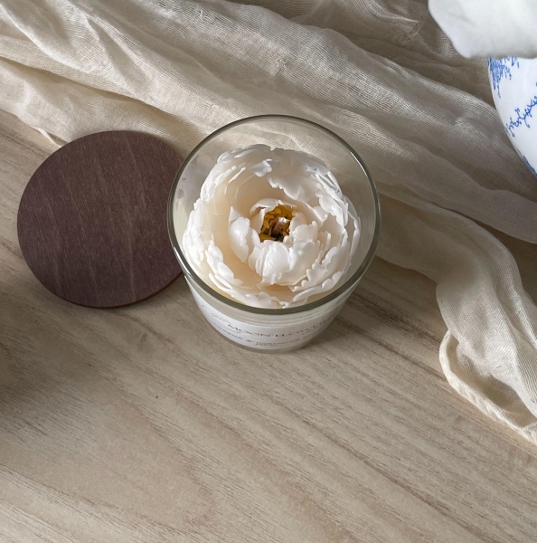 Ароматическая свеча с цветком ручной работы