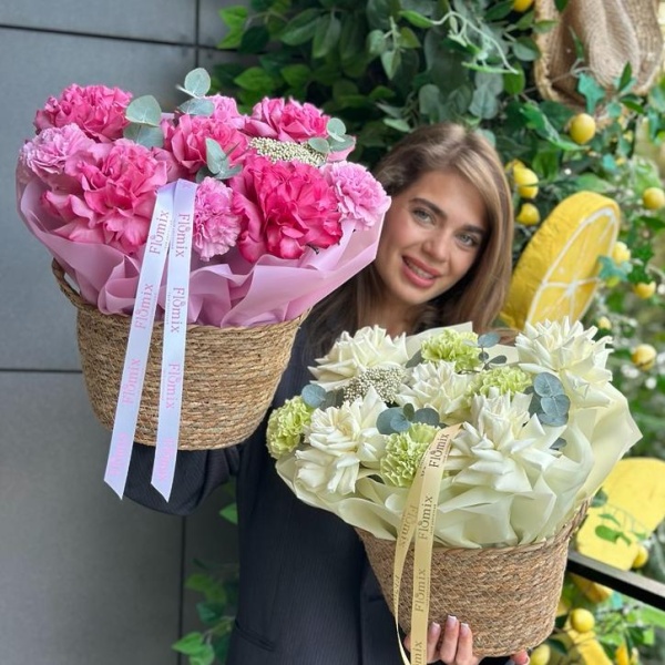 Композиция дуо гвоздика и импортными розы розовая 