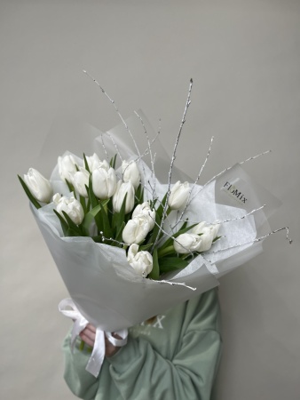 Белоснежные тюльпаны с вациниумом