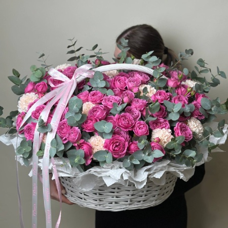 Большая корзина с кустовыми розами