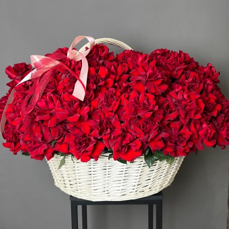 125 кружевных роз в корзине 233