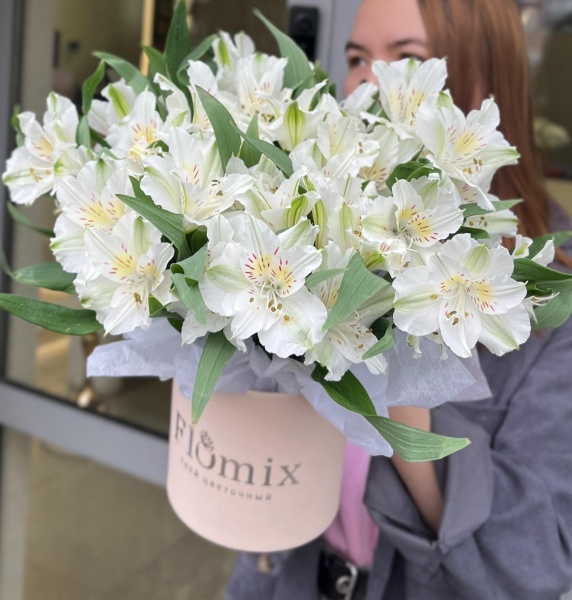 Шляная коробка мини с белыми альстромериями 143 (С)