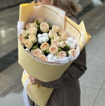 Букет кустовых роз с хлопком 182