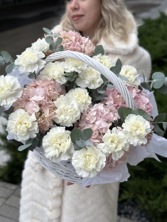 Корзина с гортензиями и диантусами M 060