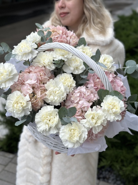 Корзина с гортензиями и диантусами M 060