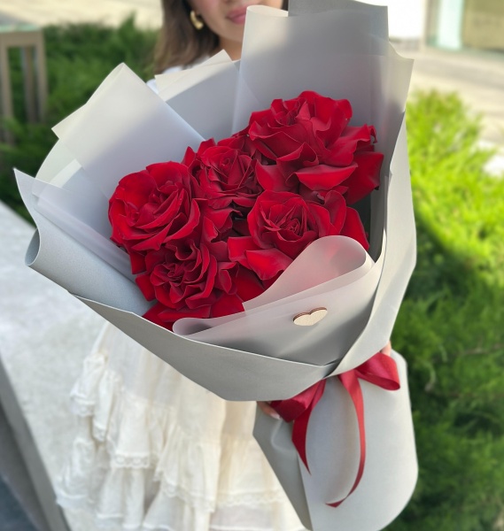 5 красных кружевных роз 