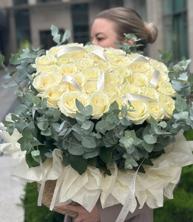 Розы с эвкалиптом в корзинке 065