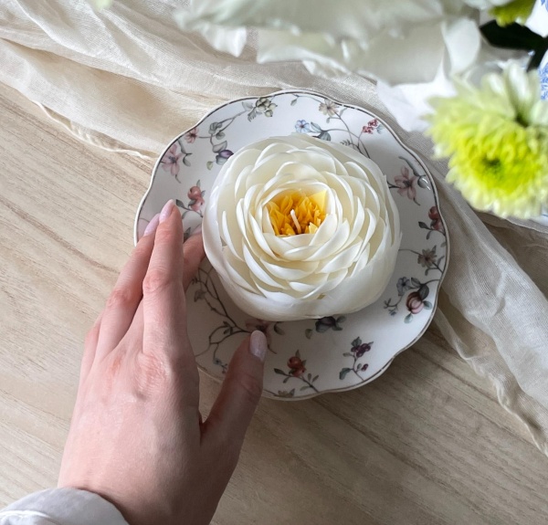 Свеча ручной работы "Белый пион"