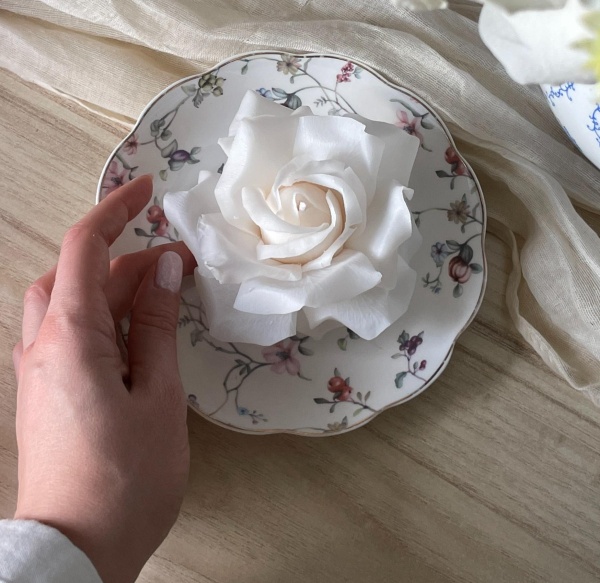 Свеча ручной работы "Белая роза"