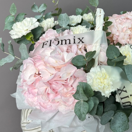 Корзина с розовыми гортензиями и диантусами 222