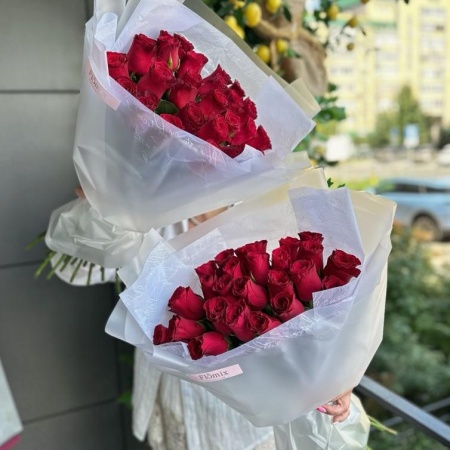 25 алых роз 330