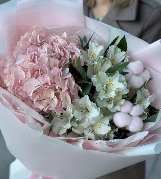Букет гортензия с альстромерией 212