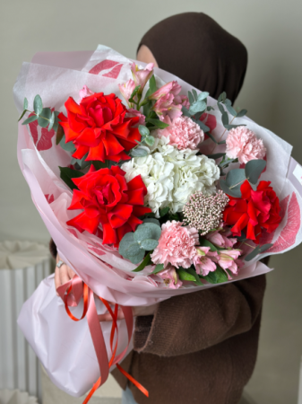 Яркое ассорти с розами Нина