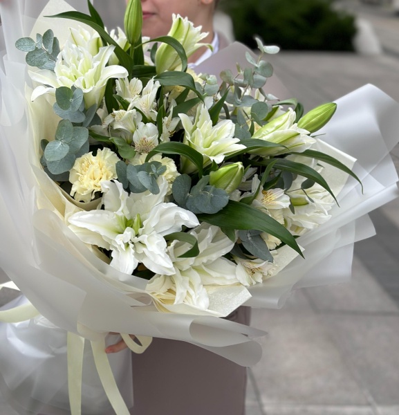 Букет из лилий и альстромерий 179