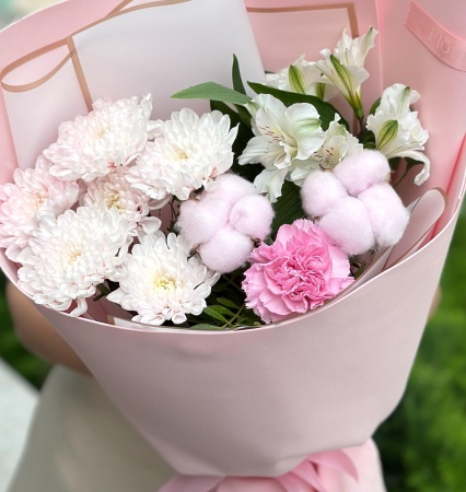 Хризантемы с альстромерией в бело-розовом оформлении 003