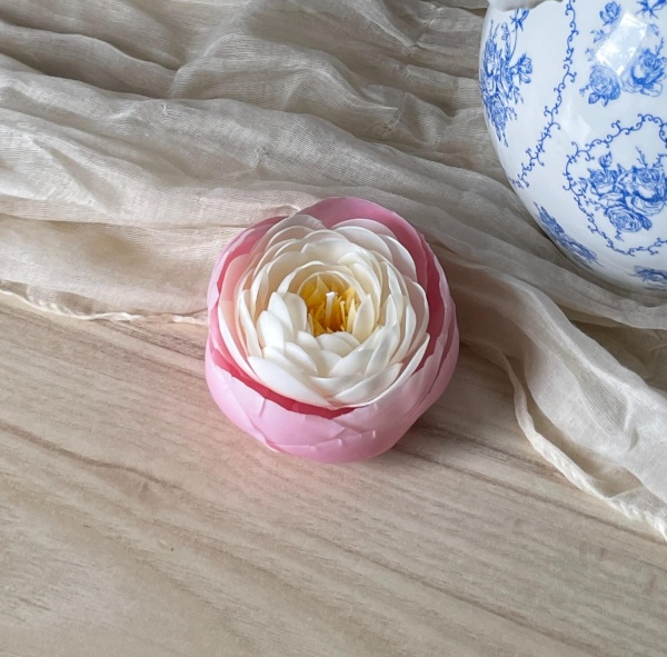 Свеча ручной работы Бело-розовый пион