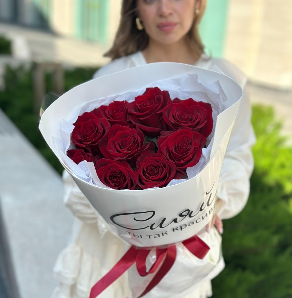 9 импортных красных роз "Сияй"
