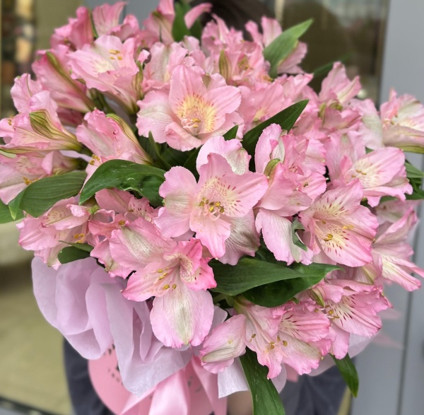 Шляпная коробка с розовыми альстромериями (С)