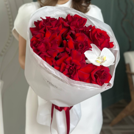 7 кружевных роз с фаленопсисом 242