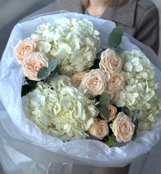 Букет ассорти гортензия с кустовыми 218