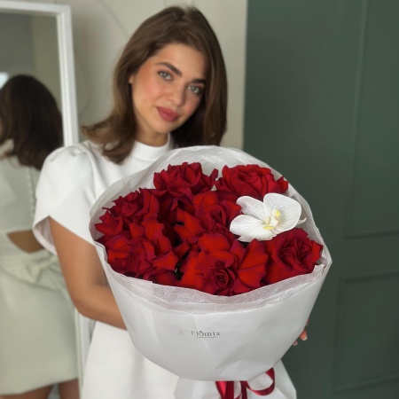 7 кружевных роз с фаленопсисом 242