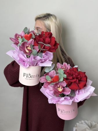 Шляпка с орхидеей и импортной розой 256