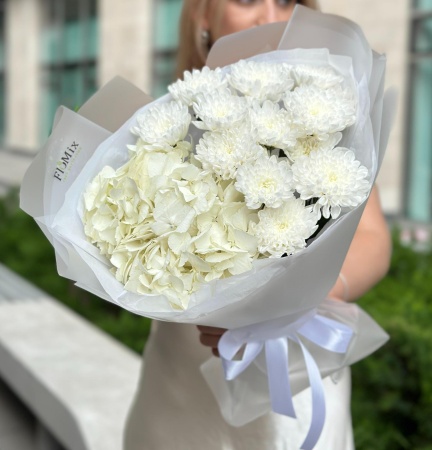 Белая гортензия с хризантемами 005