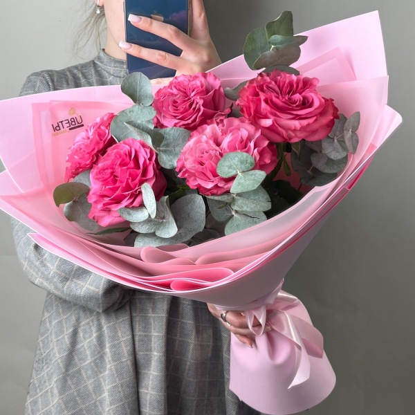 Розовые  импортные розы с эвкалиптом