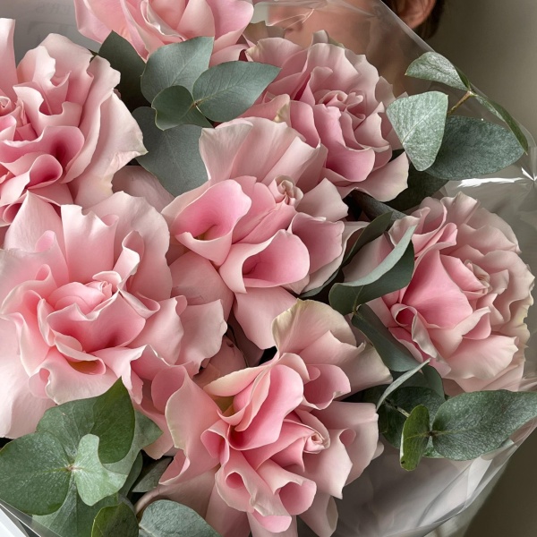Розовые кружевные розы с эвкалиптом