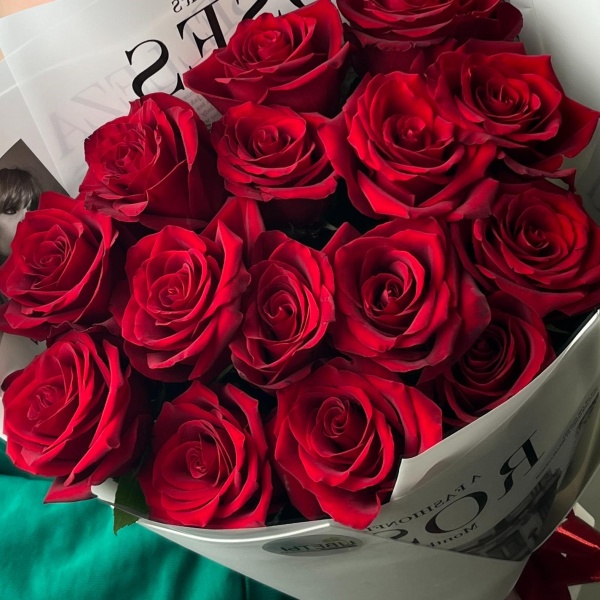 15 импортных роз с оформлением