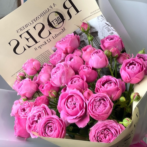 Пионовидные розы в стильной упаковке